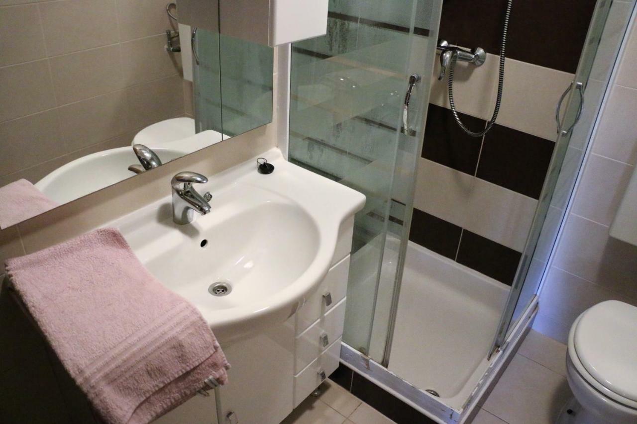Apartments Vir Delfin Екстер'єр фото